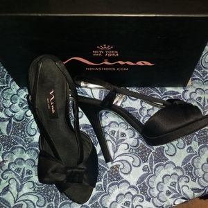Nina Evalora black luster platform size 7.5